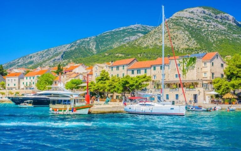 Životopisna luka puna jarkih boja i brodova