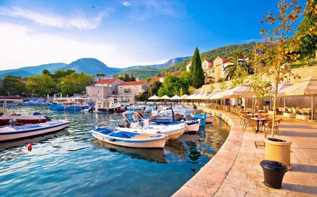 Prekrasna plava luka sa vezanim čamcima