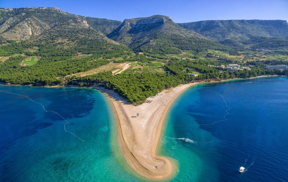 Otok pun zelenina i boja s predivnim osunčanim plavim morem