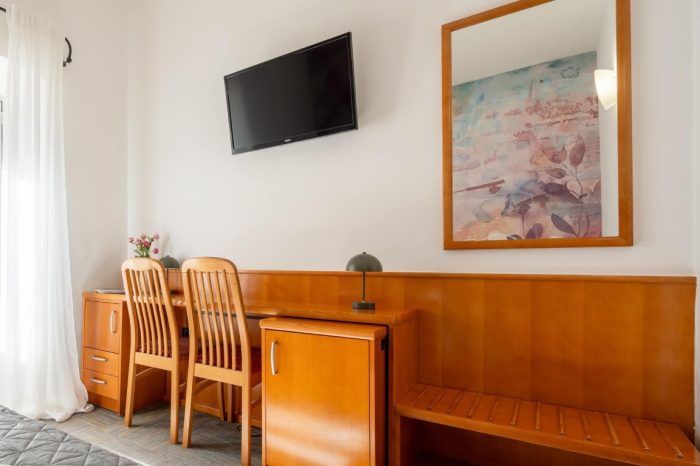 Drveni stol za pisanje i odlaganje stvari i minibar