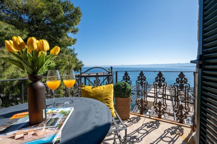Prekrasna osunčana terasa s pogledom na more živih boja