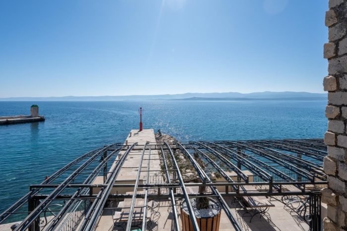 Pogled na prekrasno plavo more s vanjske terase restorana