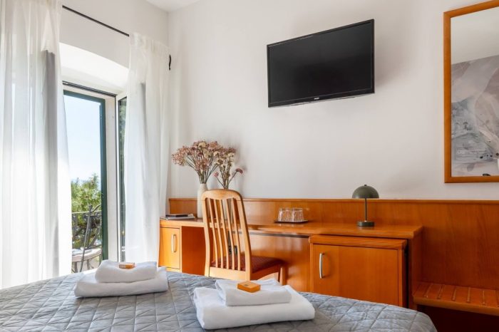 Drveni stol za pisanje i odlaganje stvari