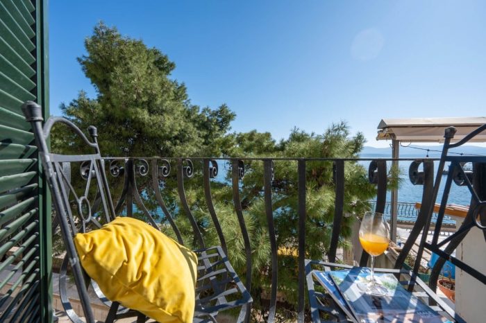 Pogled na more sa šarene terase sobe hotela Kaštil