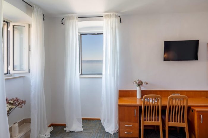 Prozor sa zavjesama i pogledom na more u ugodnoj i osvjetljenoj sobi hotela - Hotel Kaštil, Otok Brač