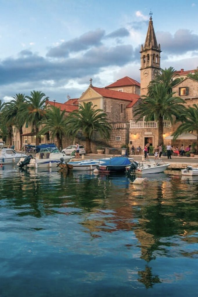 Otok pun zelenina i boja s predivnim osunčanim plavim morem