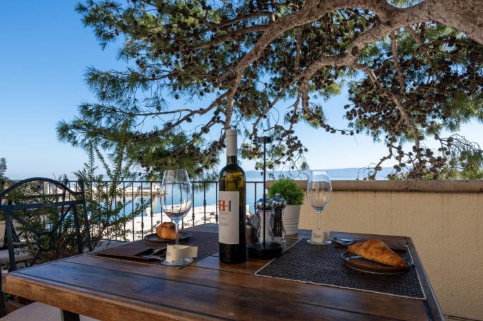 Prekrasan aranžman s bocom vina na vanjskoj terasi u zelenilu