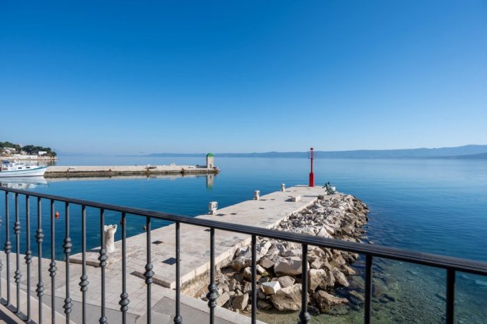 Pogled na prekrasno plavo more s vanjske terase restorana