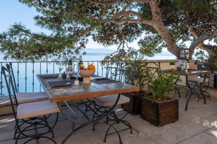 Prekrasna zelena terasa s pogledom na more živih boja