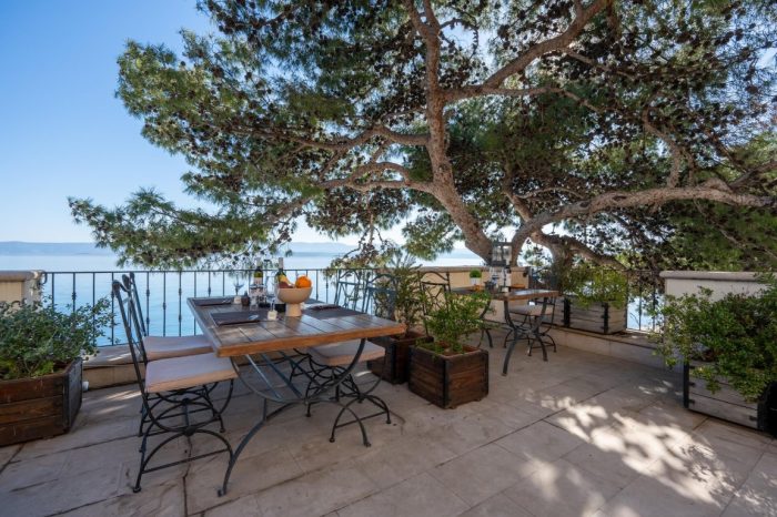 Prekrasna zelena terasa s pogledom na more živih boja