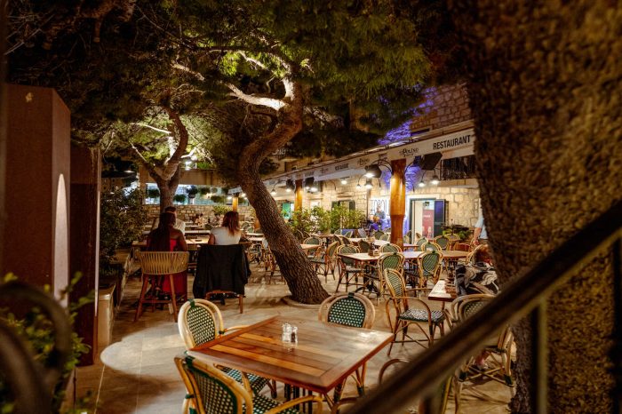 Romantični ugođaj ljetnjih večeri na mirnoj terasi restorana