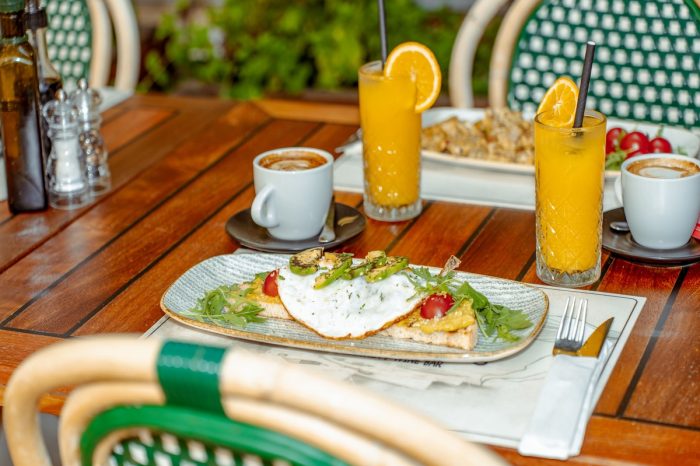 Ukusan i zdrav svježe pripremljeni doručak uz cijeđeni sok i kavu